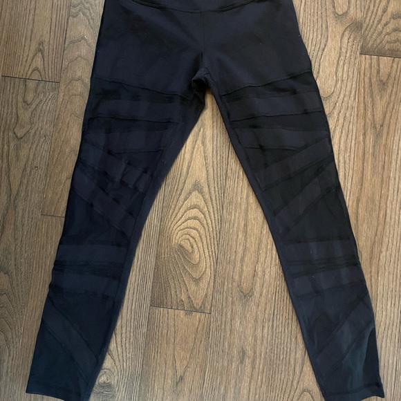LuluLemon cropped legging with mesh detailing! - Picture 1 of 5